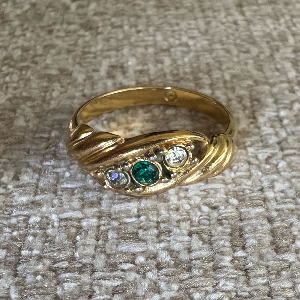 Women's Goldtone Twist Ring with Green/Clear Stones Sz 6.5 - Picture 7 of 7